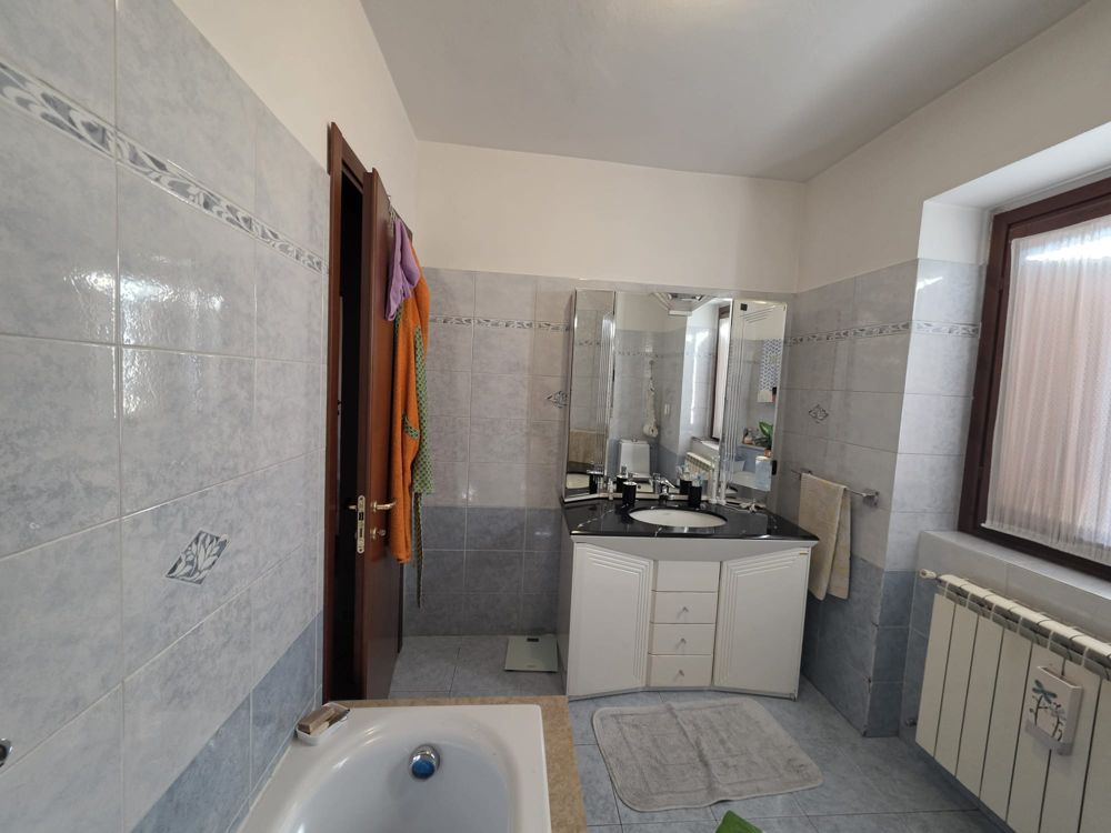 Bagni e rivestimenti – Bagno con specchio – stato attuale