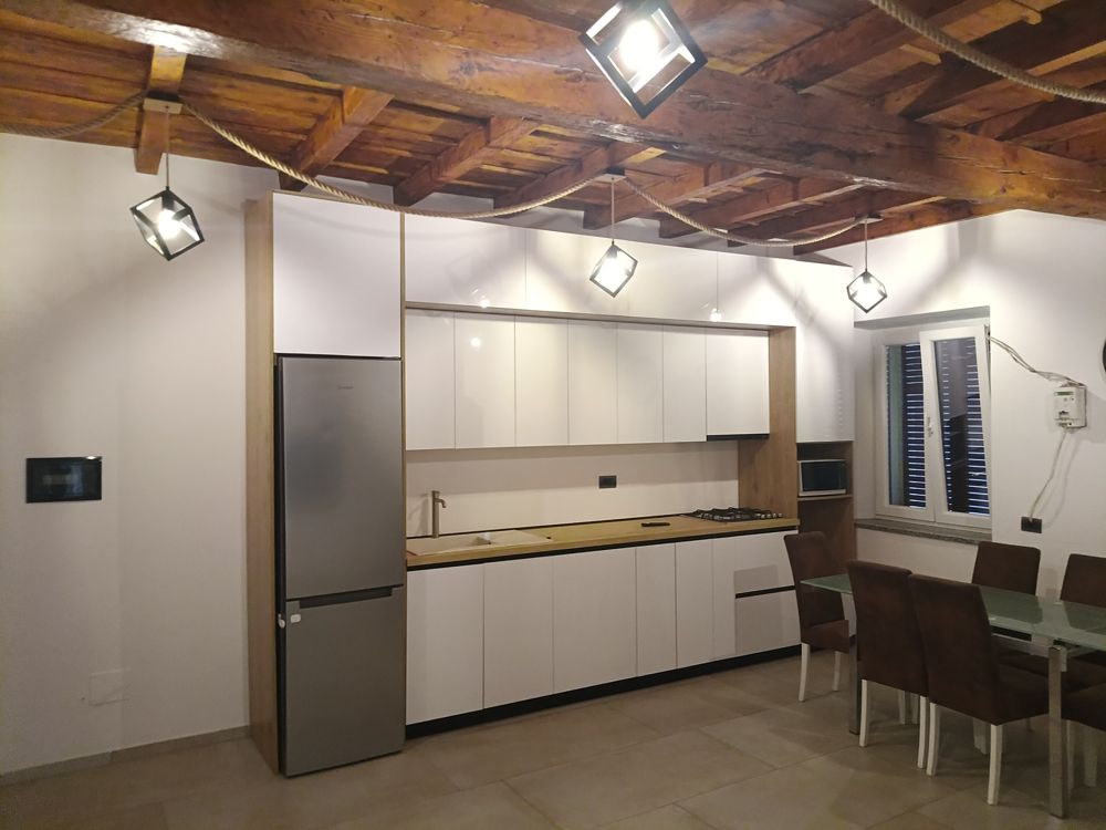 Costruzioni e ristrutturazioni – Cucina con travi a vista